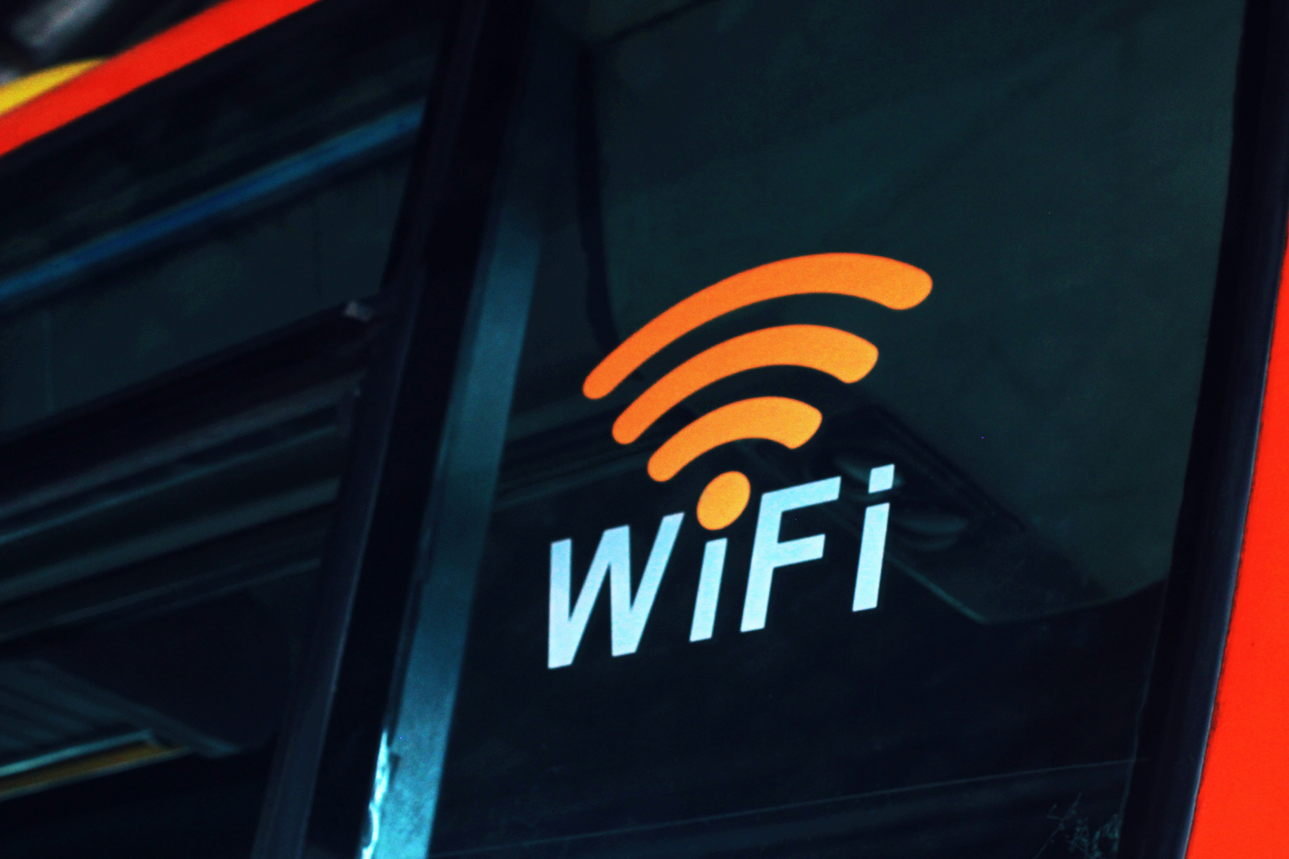 Gangguan internet Indihome & Telkomsel se-nasional bikin panik. Simak solusi dari provider agar jaringan cepat normal kembali.