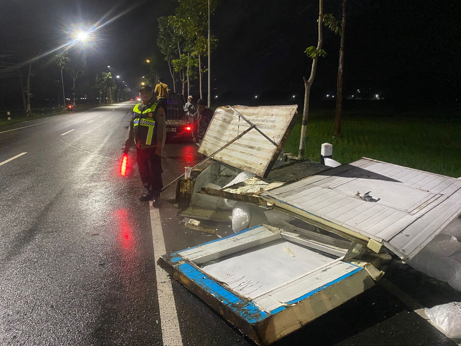 Lokasi tergulingnya Daihatsu Grand Max di Jalan di Jalan Raya Wonogiri&ndash;Selogiri, tepatnya di utara Terminal Giri Adipura Krisak, Kecamatan Selogiri, Rabu (21/1/2026) malam.
