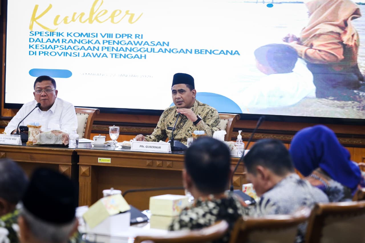 Wakil Gubernur Jateng Taj Yasin beri paparan di hadapan anggoa Komisi VIII DPR RI dalam rangka pengawasan dan kesiapsiagaan penanggulangan bencana di Provinsi Jawa Tengah, Kamis (22/1/2026).