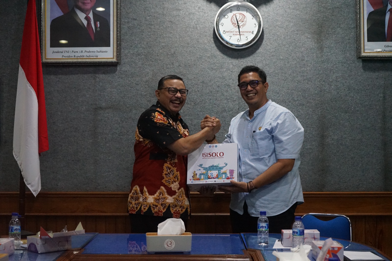 Rektor ISI Surakarta Bondet Wrahatnala (kanan) bersama perwakilan Pemkab Bojonegoro. (Dokumentasi ISI Surakarta)