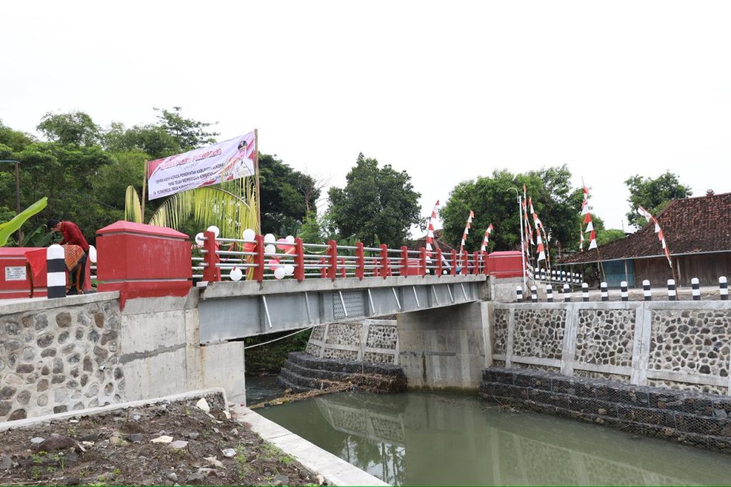 Jembatan Karangwuni&ndash;Karakan di Desa Karangwuni, Kecamatan Weru, Sukoharjo sudah diresmikan dan bisa dilalui masyarakat.
