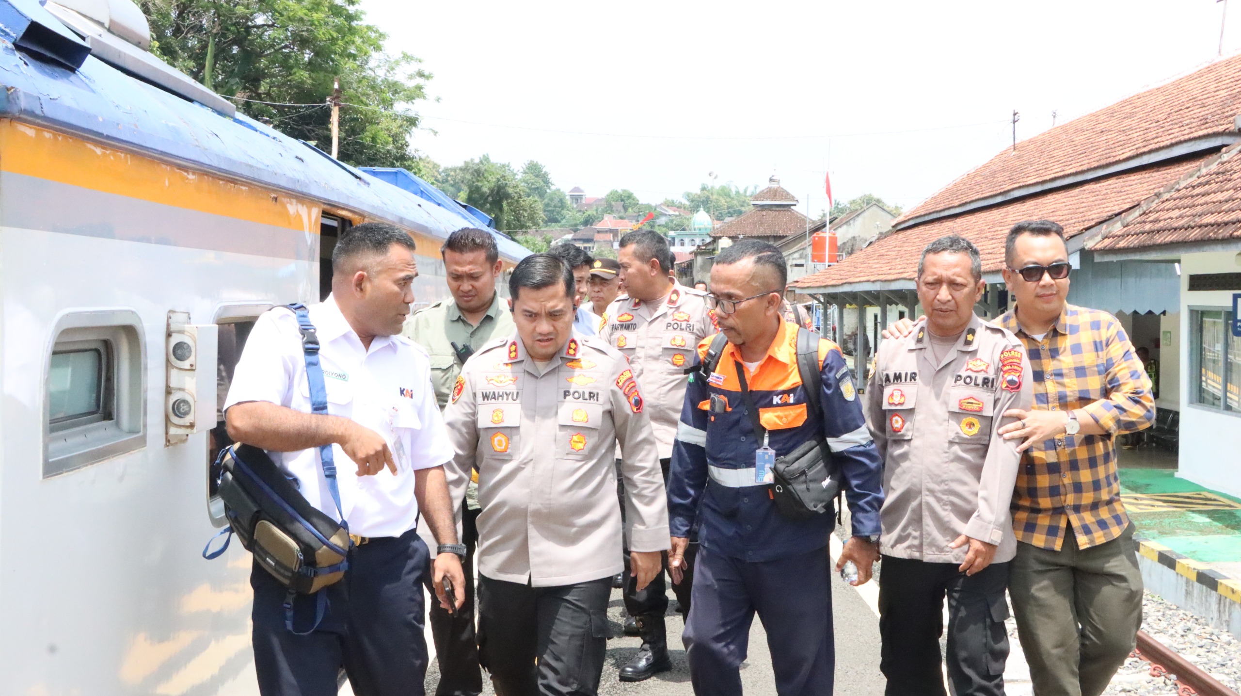 Kapolres Wonogiri AKBP Wahyu Sulistyo memimpin pengecekan jalur KA Batara Kresna, Selasa (20/1/2026).