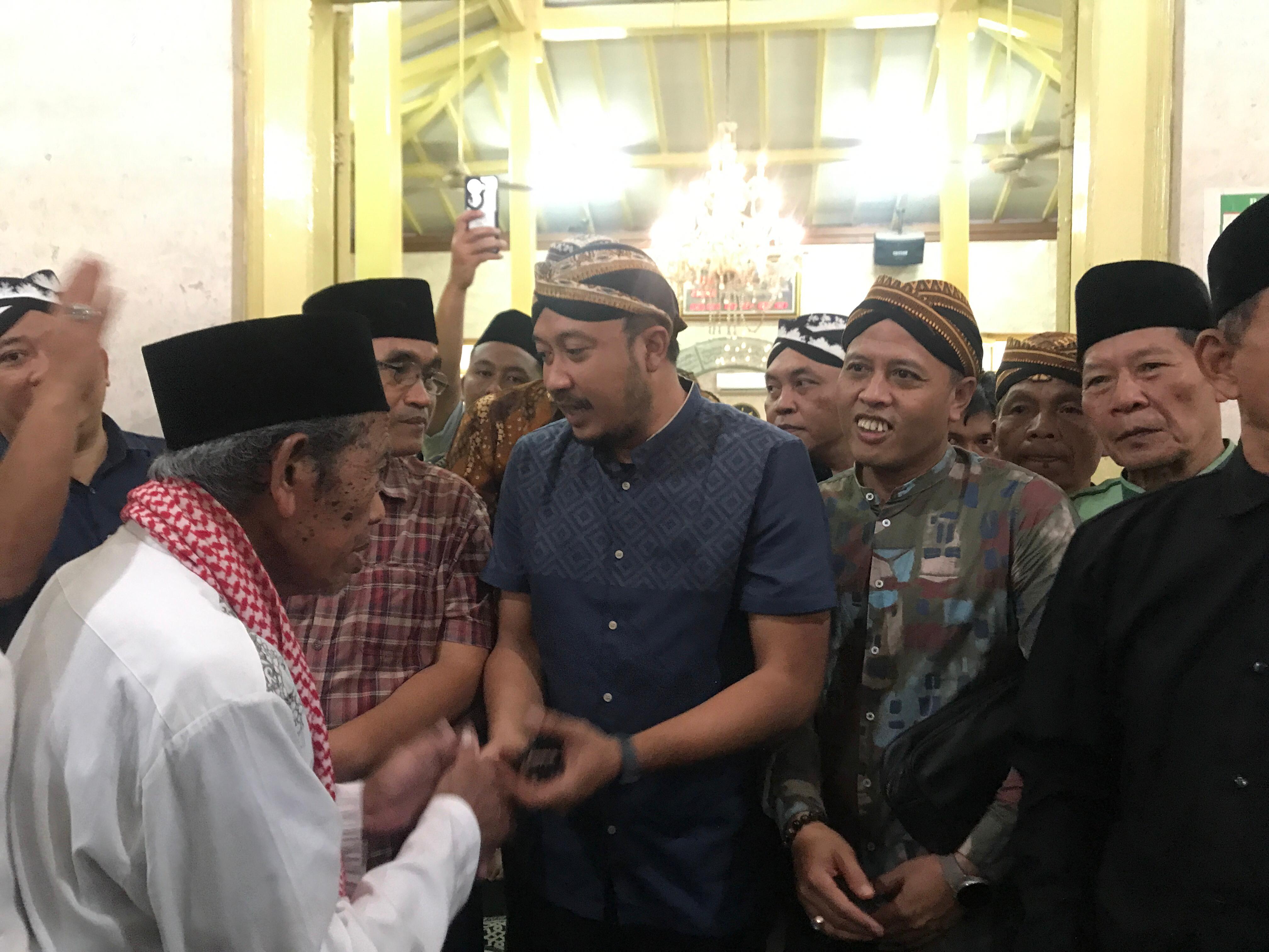 (PB) XIV Hangabehi (tengah) usai Salat Jumat di Masjid Cipto Mulyo, Pengging, Banyudono, Boyolali, Jumat (23/1).