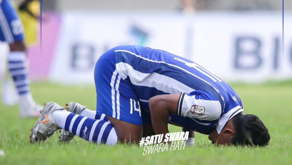 Pemain Persid Jember melakukan sujud syukur atas hasil kemenangan yang didapat timnya di Liga 4 Jatim.