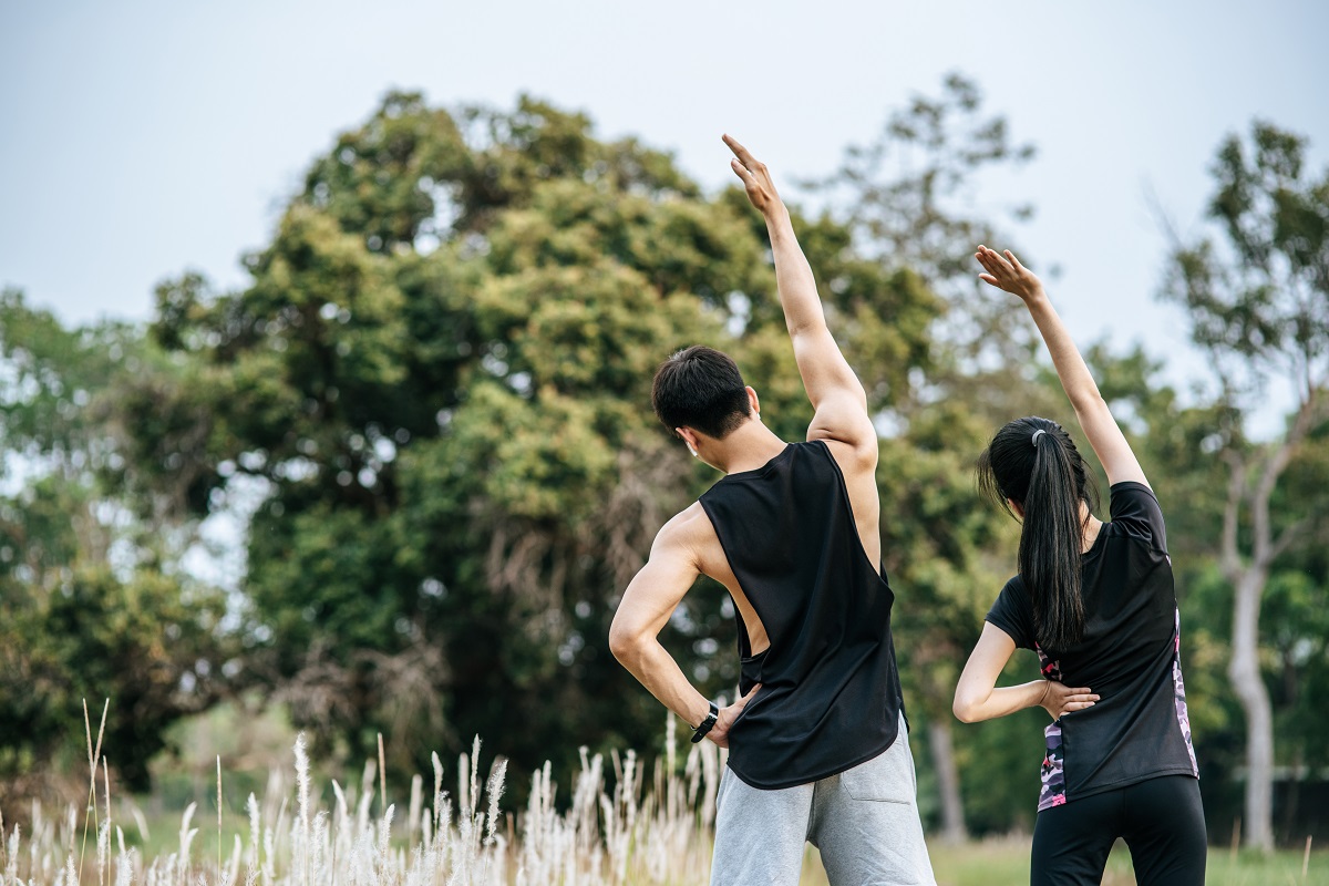Ilustrasi gerakan pemanasan sebelum olahraga.