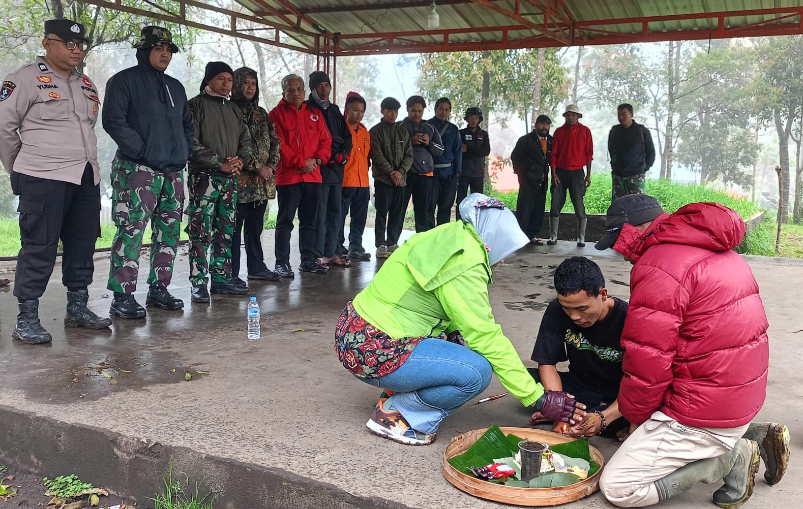 Paranormal membantu melakukan pencarian pendaki Bukit Mongkrang Tawangmangu yang bilang. (Rudi Hartono/Radar Solo)