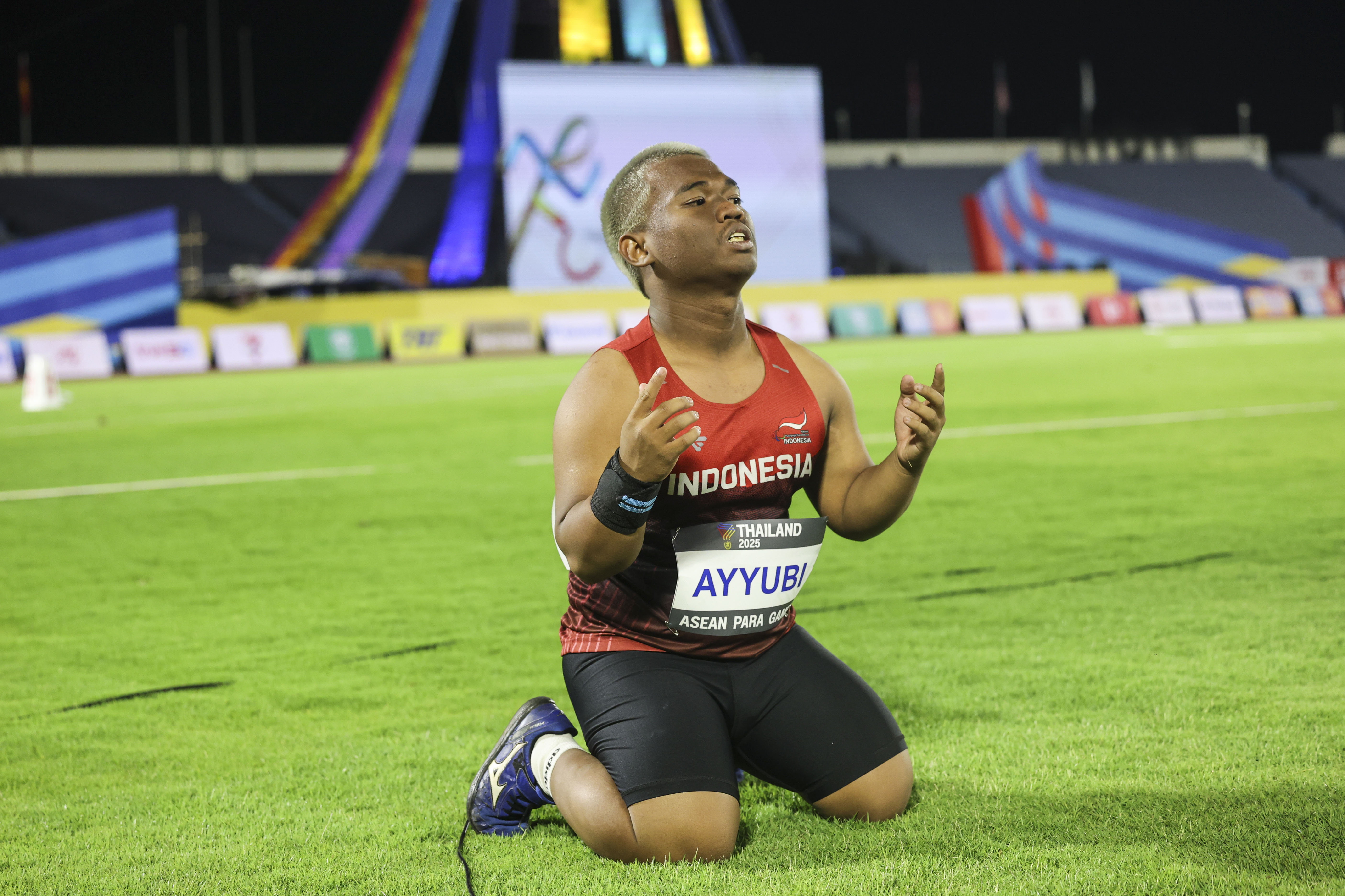 Atlet NPC Indonesia Sholahuddin Al Ayyubi  berselebrasi seusai melakukan lemparan pada pertandingan tolak peluru F41 ASEAN Para Games 2025 di  80th Birthday Anniversary Commemorative Stadium, Nakhon Rachatsima, Thailand, Kamis (22/1/2026). Sholahuddin Al