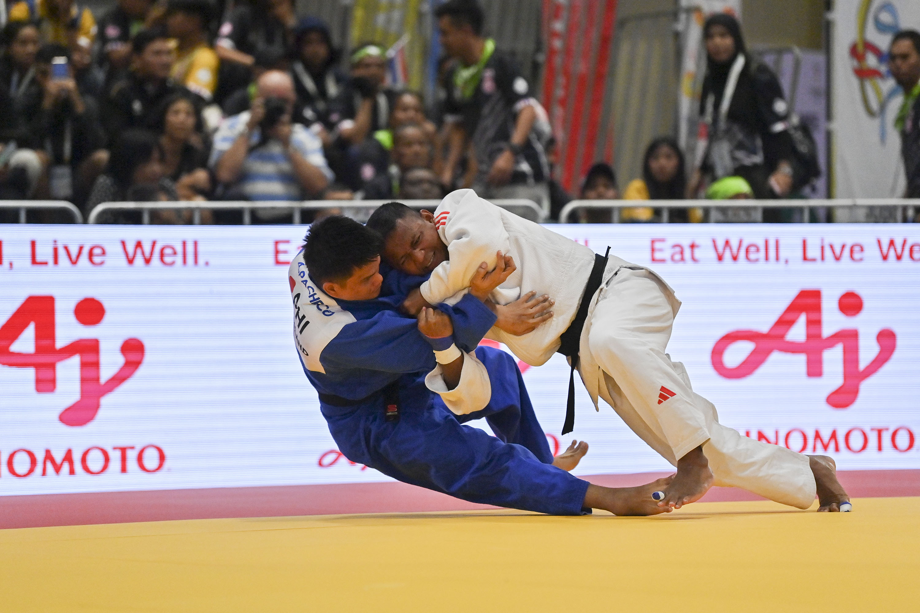 Atlet judo NPC Indonesia Sahrul Sulaiman (kanan) membanting Atlet Judo Philipina Pacheco Al Jaed (kiri) dalam kategori Men