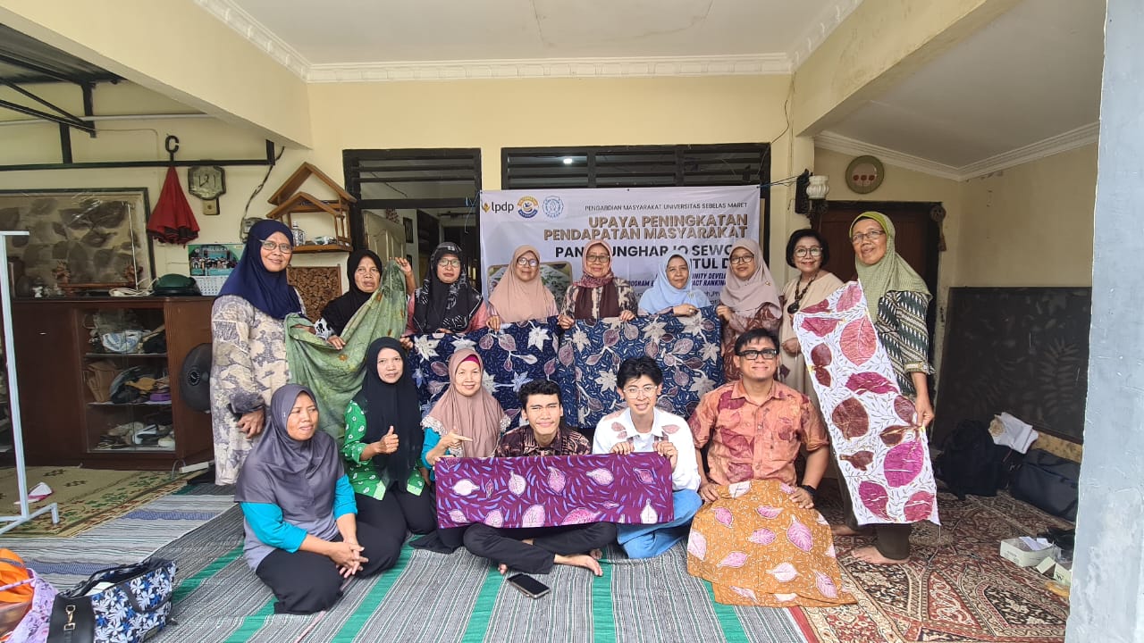 UNS mendampingi UKM Ayik Ecoprint Bantul meningkatkan kualitas produk ramah lingkungan, manajemen usaha, dan pemasaran digital.