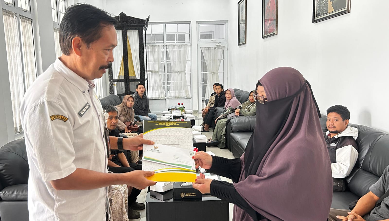 Pemkab Karanganyar serahkan bantuan kepada korban bencana puting beliung di Pasar Karangpandan. (Rudi Hartono/Radar Solo)