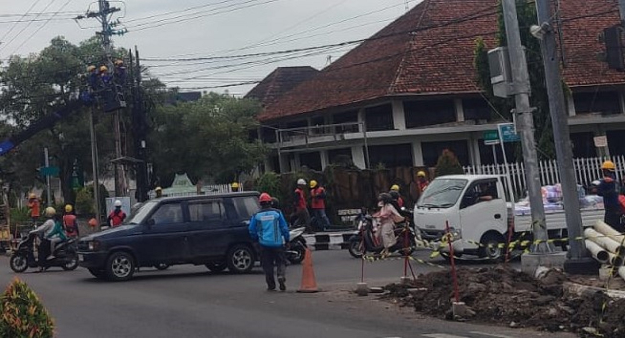 Penataan kabel semrawut di Alun-Alun Sasana Langen Putra hingga Pos Lantas (Poltas) Kota di Jalan Raya Sukowati. (Ahmad Khairudin/Radar Solo)