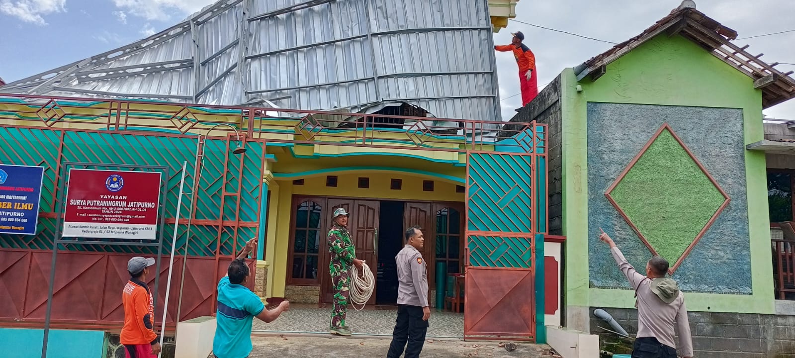 Atap rumah warga yang rusak akibat angin kencang di wilayah Kecamatan Jatipurno Sabtu (24/1/2026).