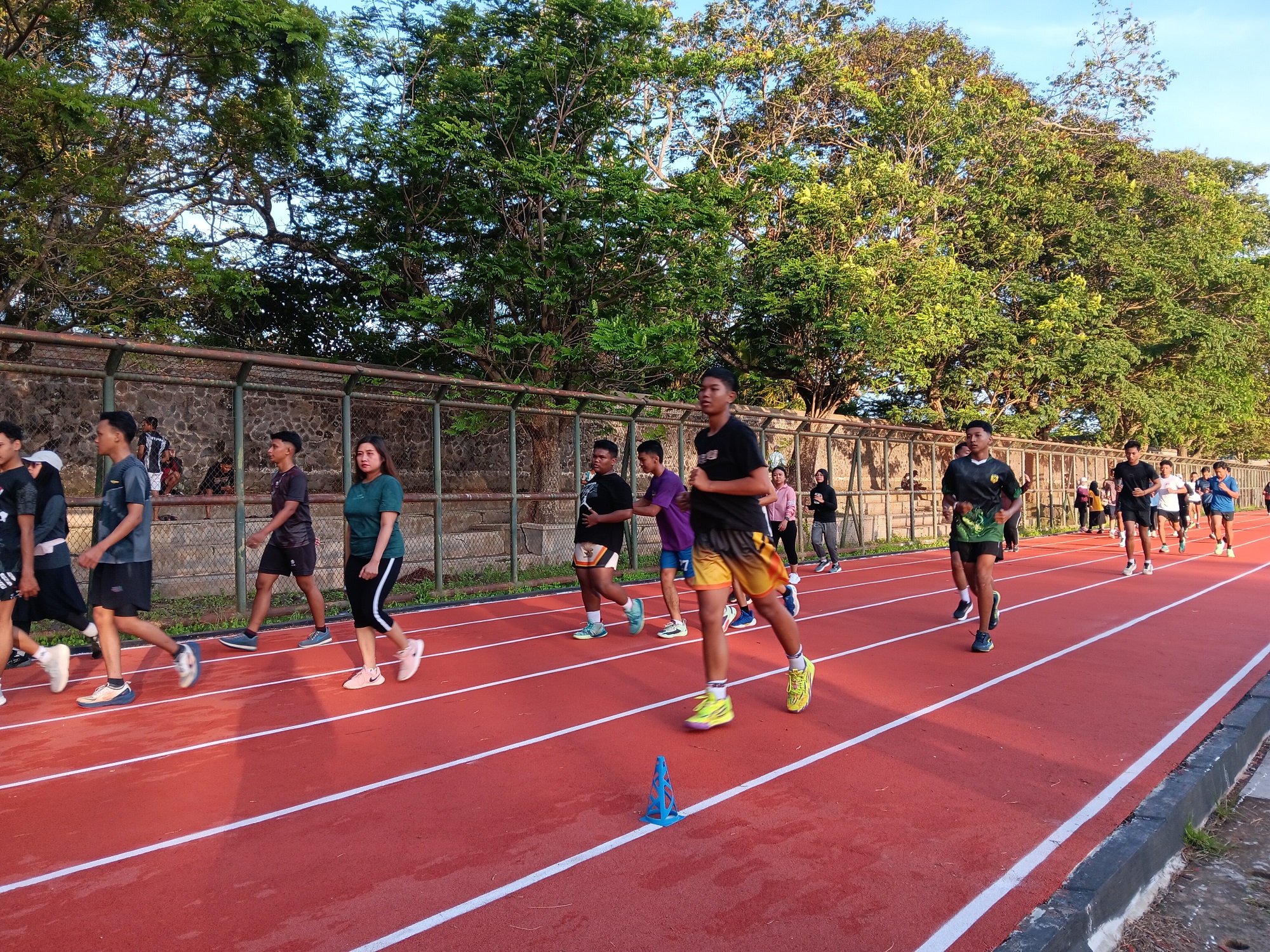 Sejumlah warga Klaten saat menggunakan fasilitas olahraga jogging track di Stadion Trikoyo, Gayamprit, Kecamatan Klaten Selatan. (Angga Purenda/Radar Solo)