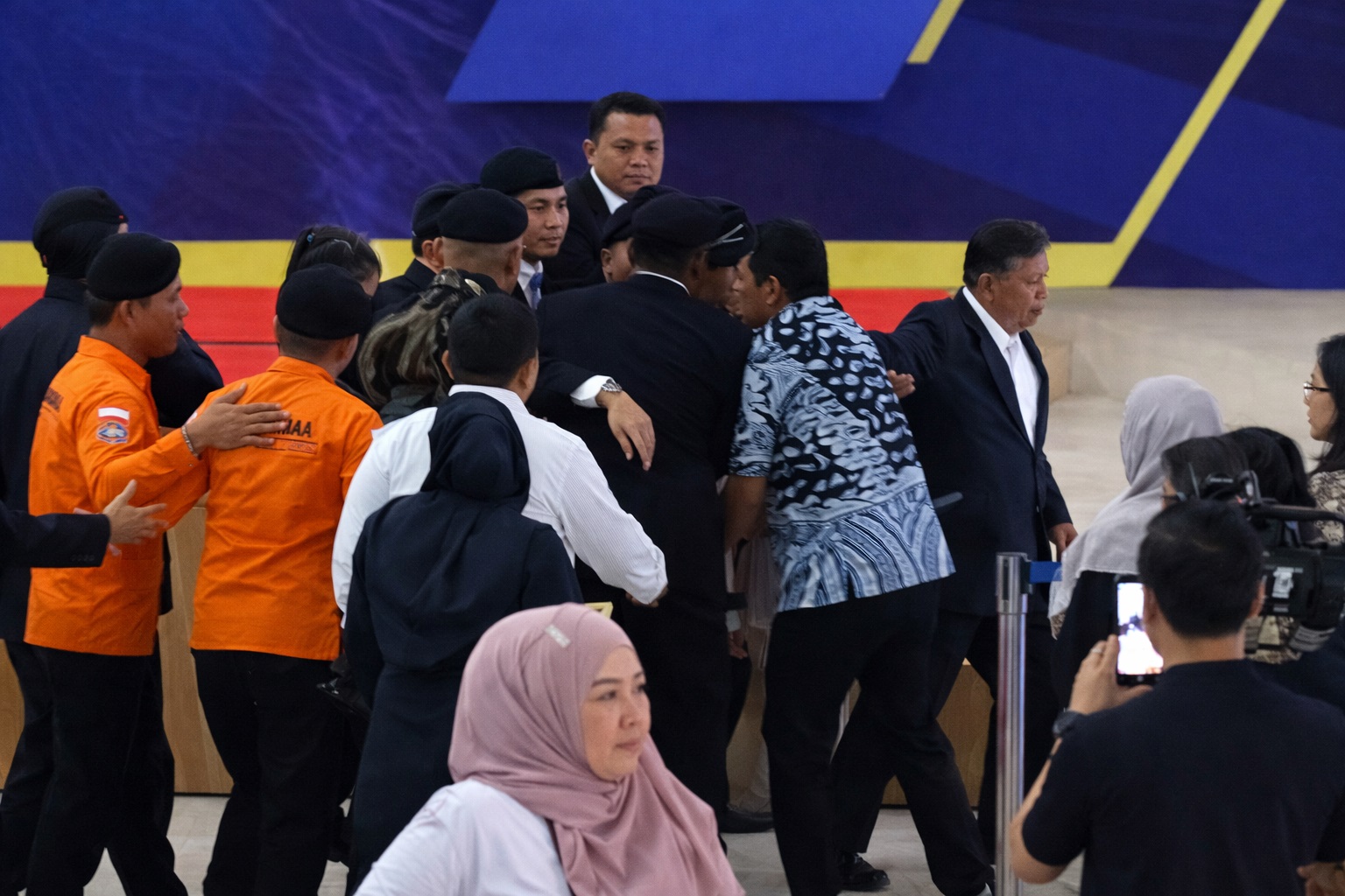 Detik-detik Menteri KKP Sakti Wahyu Trenggono pingsan di podium saat upacara pelepasan jenazah korban pesawat ATR 42-500 di Jakarta.