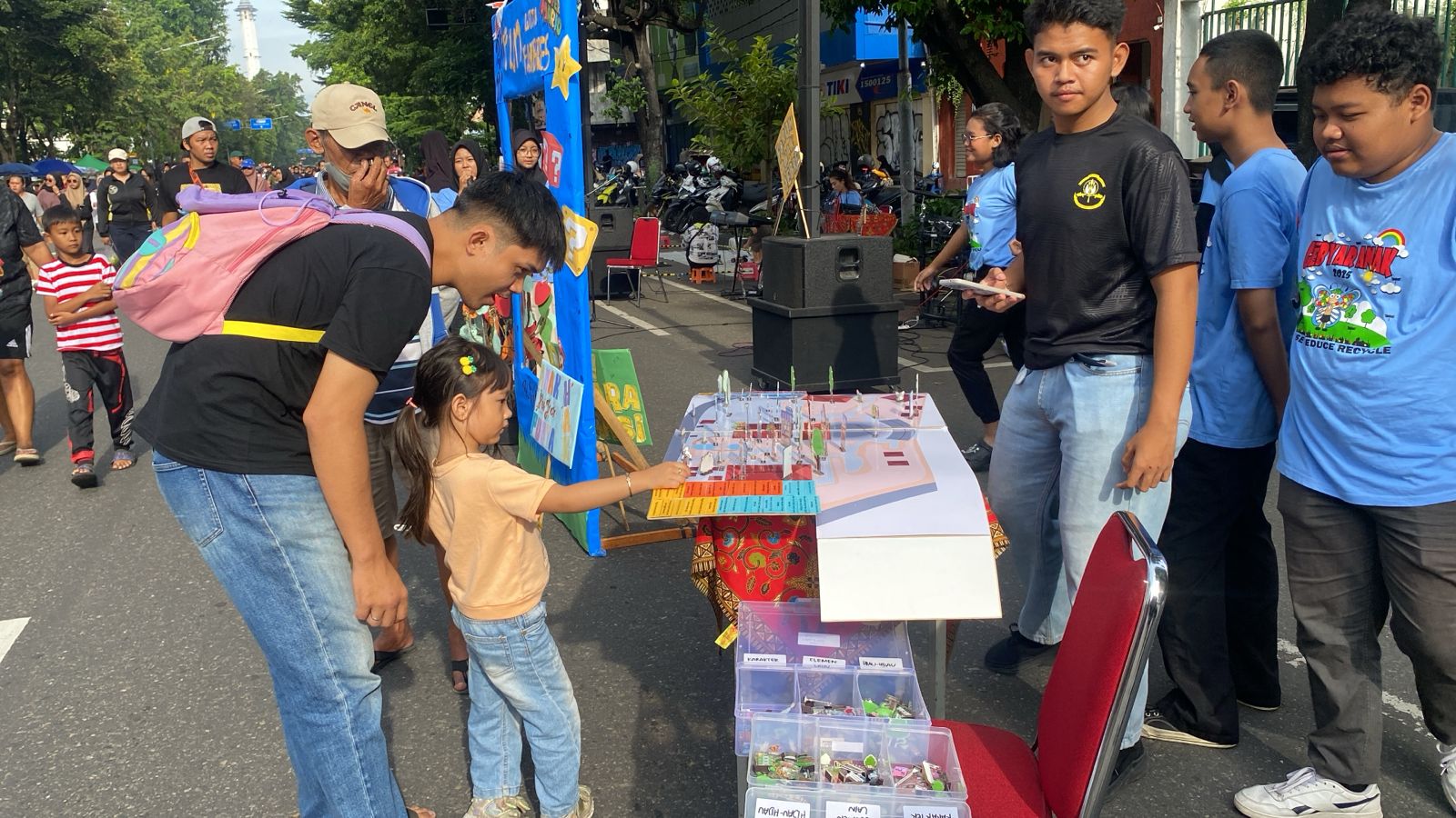 BERBAGI KECERIAAN: Forum Anak Jebres saat menggelar kampanye memberi ruang bermain untuk anak di Solo CFD, Minggu (25/1).