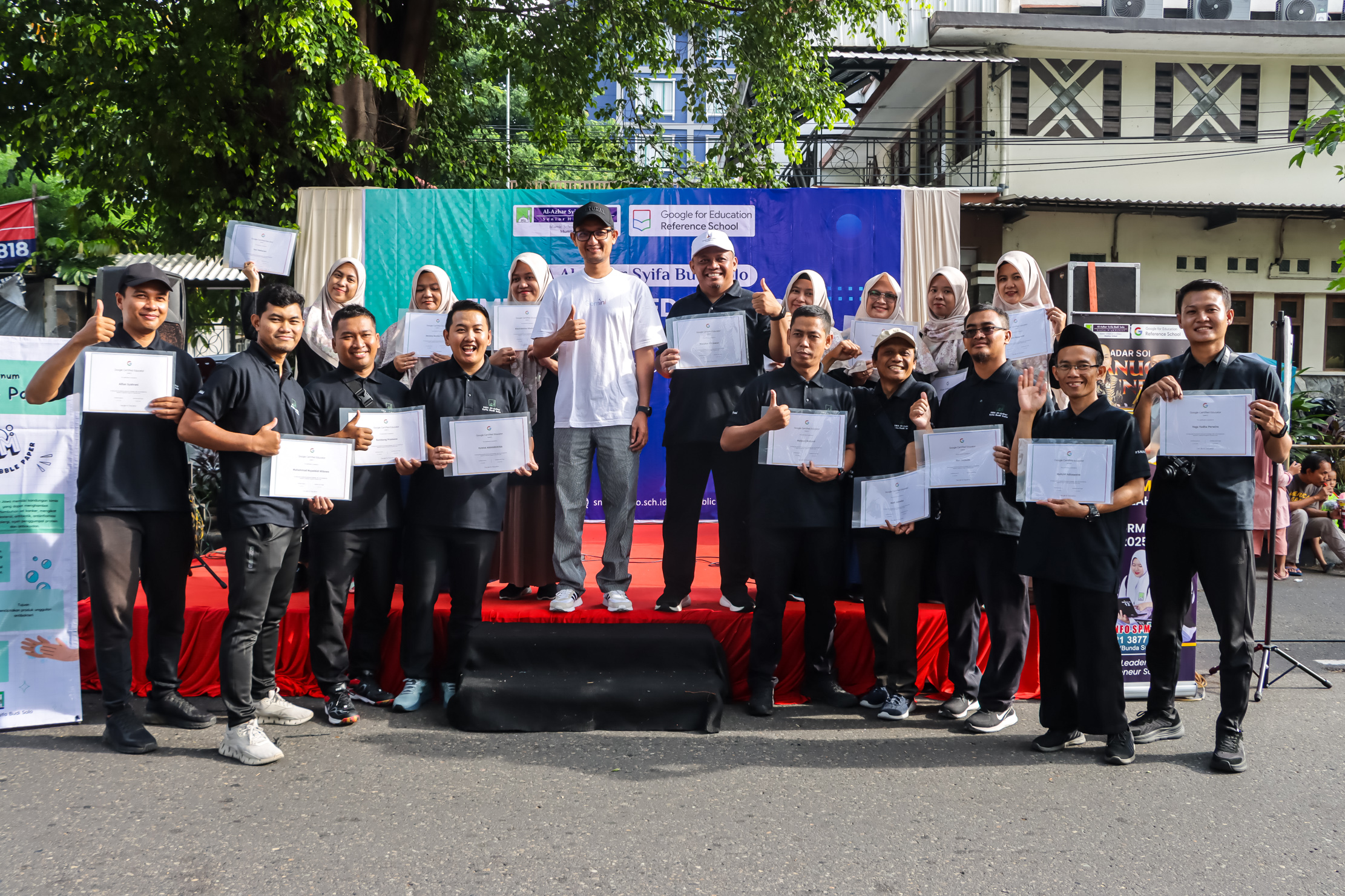 MEMBANGGAKAN: Guru SMA Al-Azhar Syifa Budi Solo menerima sertifikat lulus menjadi Google Educator di Solo CFD, Minggu (25/1).
