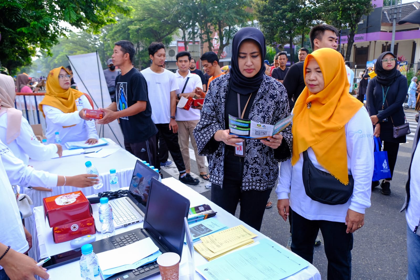 SOSIALISASI: Wakil Wali Kota Solo Astrid Widayani saat hadiri stand PDAM Toya Wening Kota Solo di CFD (25/1).