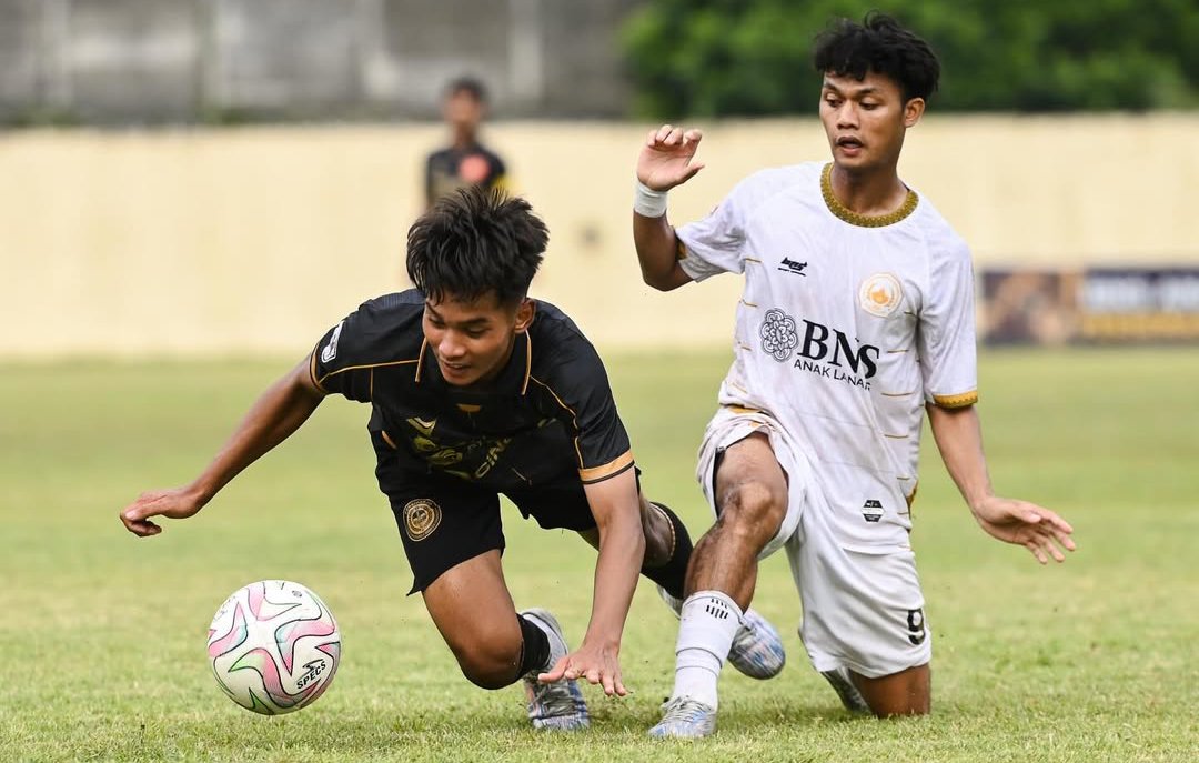 BERJIBAKU: Pertandingan Persiharjo Sukoharjo melawan Persikama Kabupaten Magelang di Stadion Amerta, Magelang (25/1).