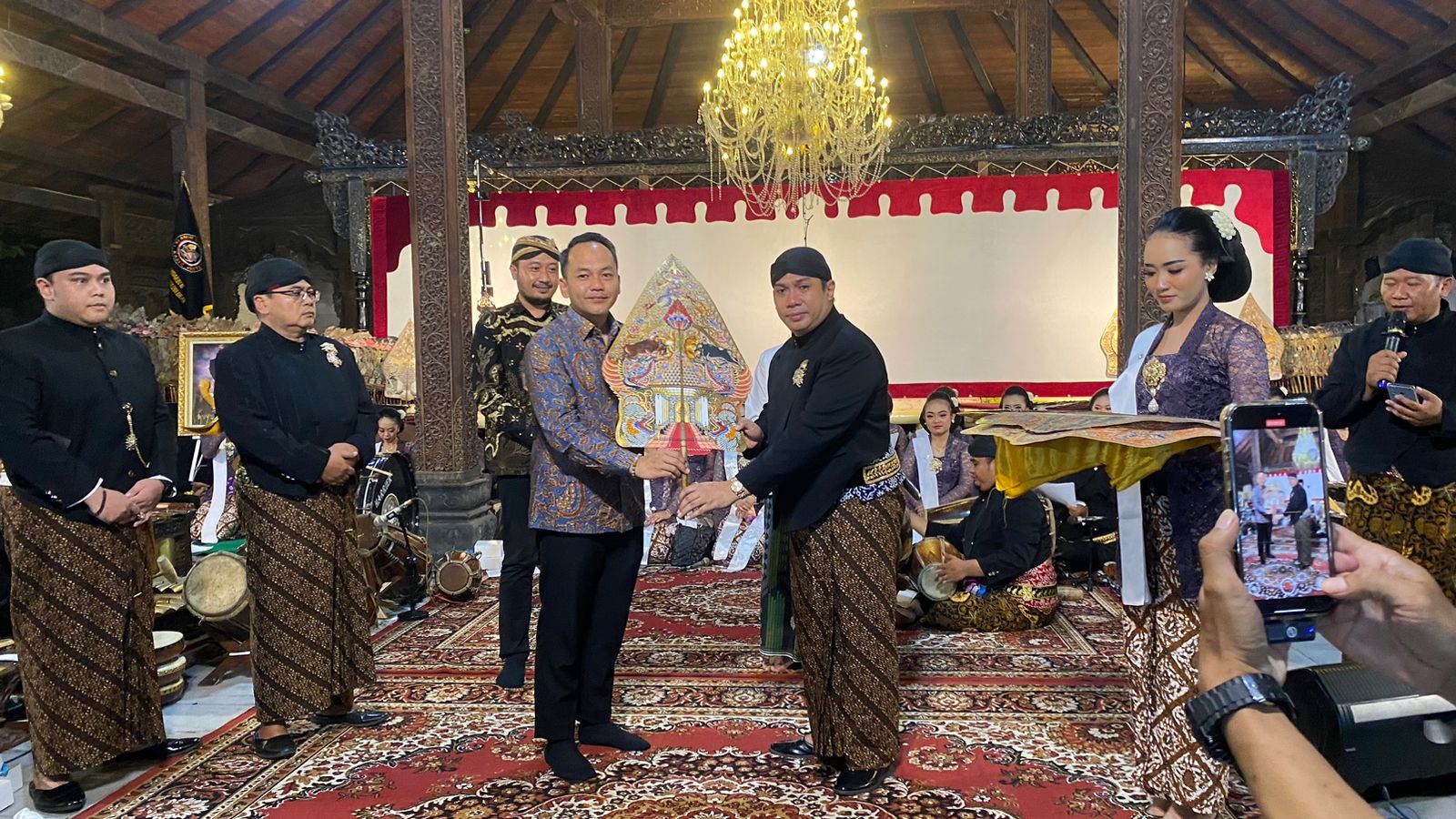 Wali Kota Solo Respati Ardi di sanggar Ki Anom Suroto TImasan, Sukoharjo. (Silvester Kurniawan/Radar Solo)