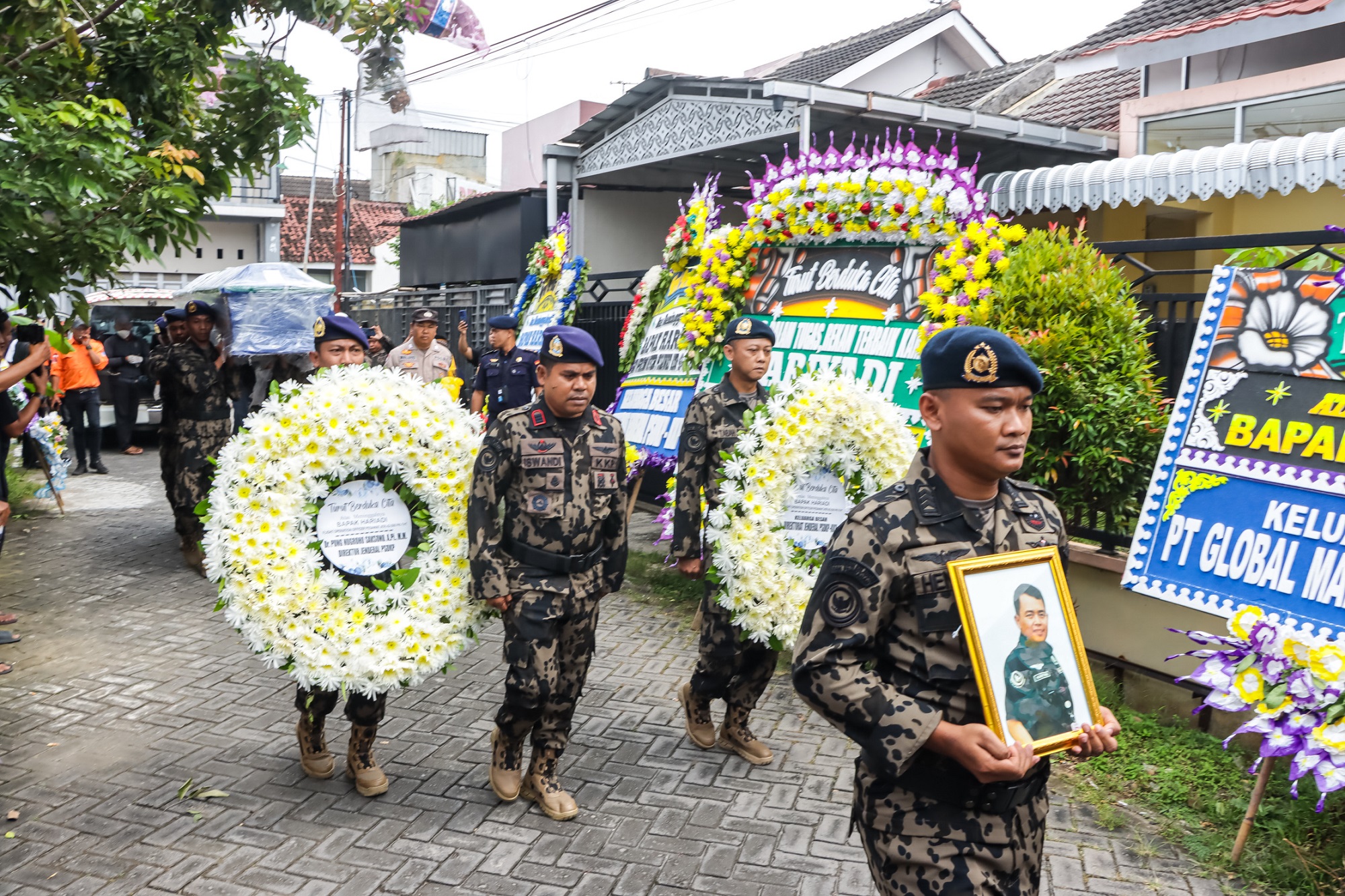 Jenazah Hariyadi, 46, tiba di rumah duka di Perumahan Puri Kahuripan 3, Desa Jati, Kecamatan Jaten, Karanganyar, Minggu (25/1/2026). (M.Ihsan/Radar Solo)