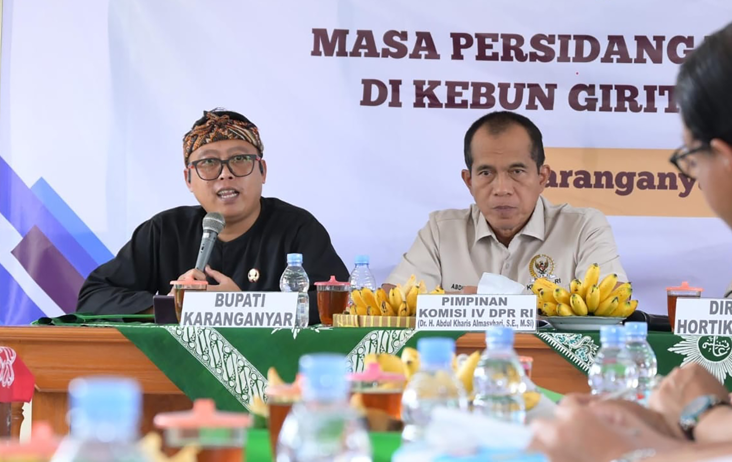 Wakil Bupati Karanganyar Adhe Eliana bersama Wakil Ketua Komisi IV DPR RI Abdul Kharis Almasyhari saat diskusi terkait perbenihan hortikultura di Tawangmangu. (Rudi Hartono/Radar Solo)