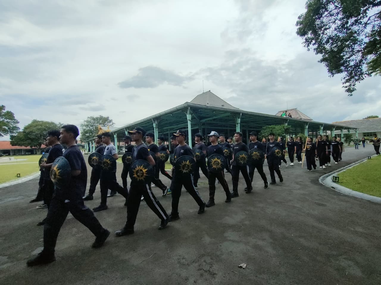 Gladi Resik Bregodo Mangkunegaran untuk persiapan peringatan jumenengan yang akan digelar Selasa besok (22/1). (Silvester Kurniawan/Radar Solo)