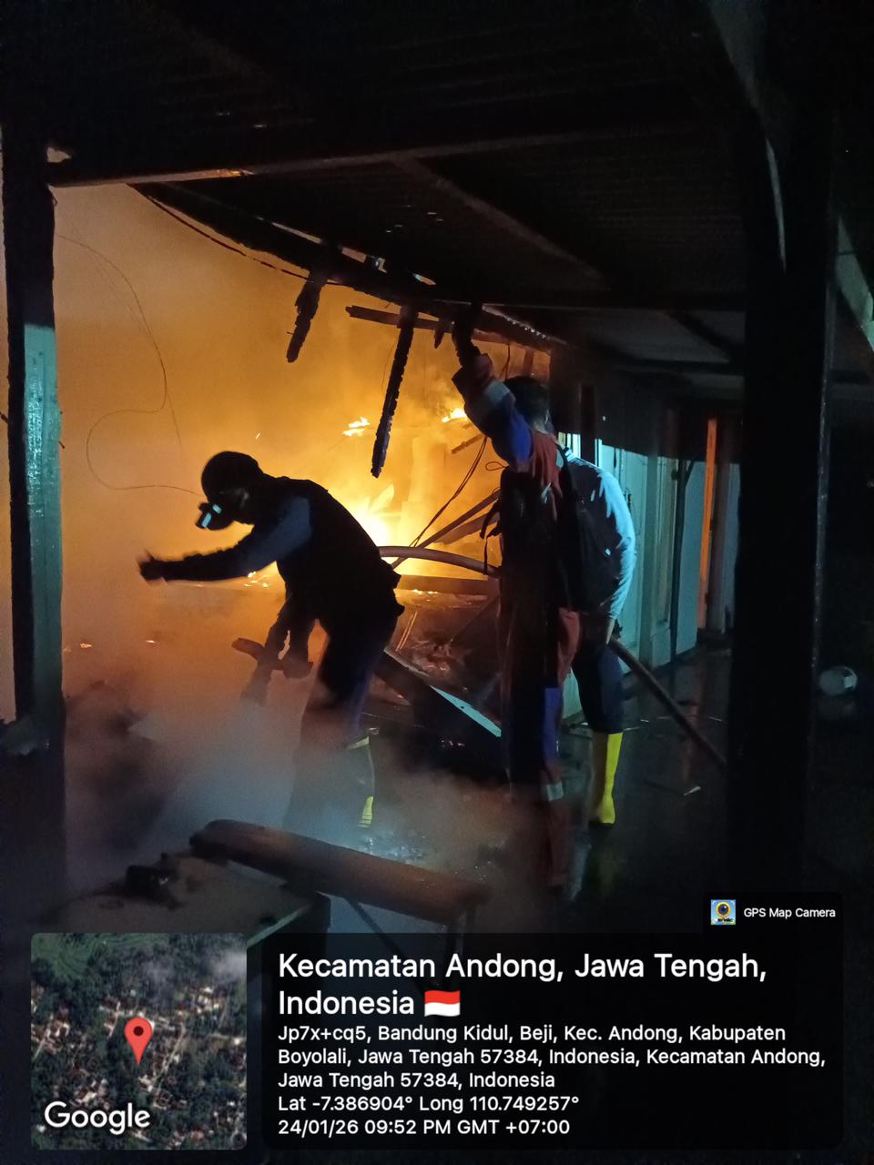 Dokumen damkar Boyolali saat melakukan pemadaman sebuah rumah Kebakaran di Dukuh Bandung Kidul, Desa Beji, Kecamatan Andong, Kabupaten Boyolali.