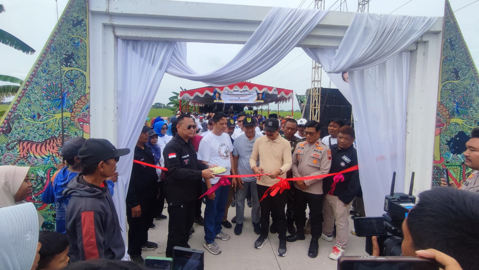 Peresmian jalan Tanggulangin-Baok di Kecamatan Ngrampal, Sragen, Minggu (25/1/2026). (Ahmad Khairudin/Radar Solo)