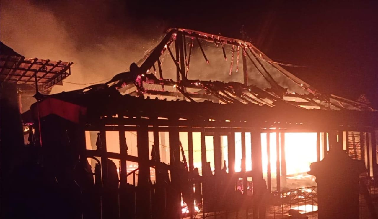 Rumah limasan di Sendang Sampir, Desa Kwangen, Kecamatan Gemolong, Sragen terbakar, Sabtu (24/1/2026) malam. (Ahmad Khairudin/Radar Solo)