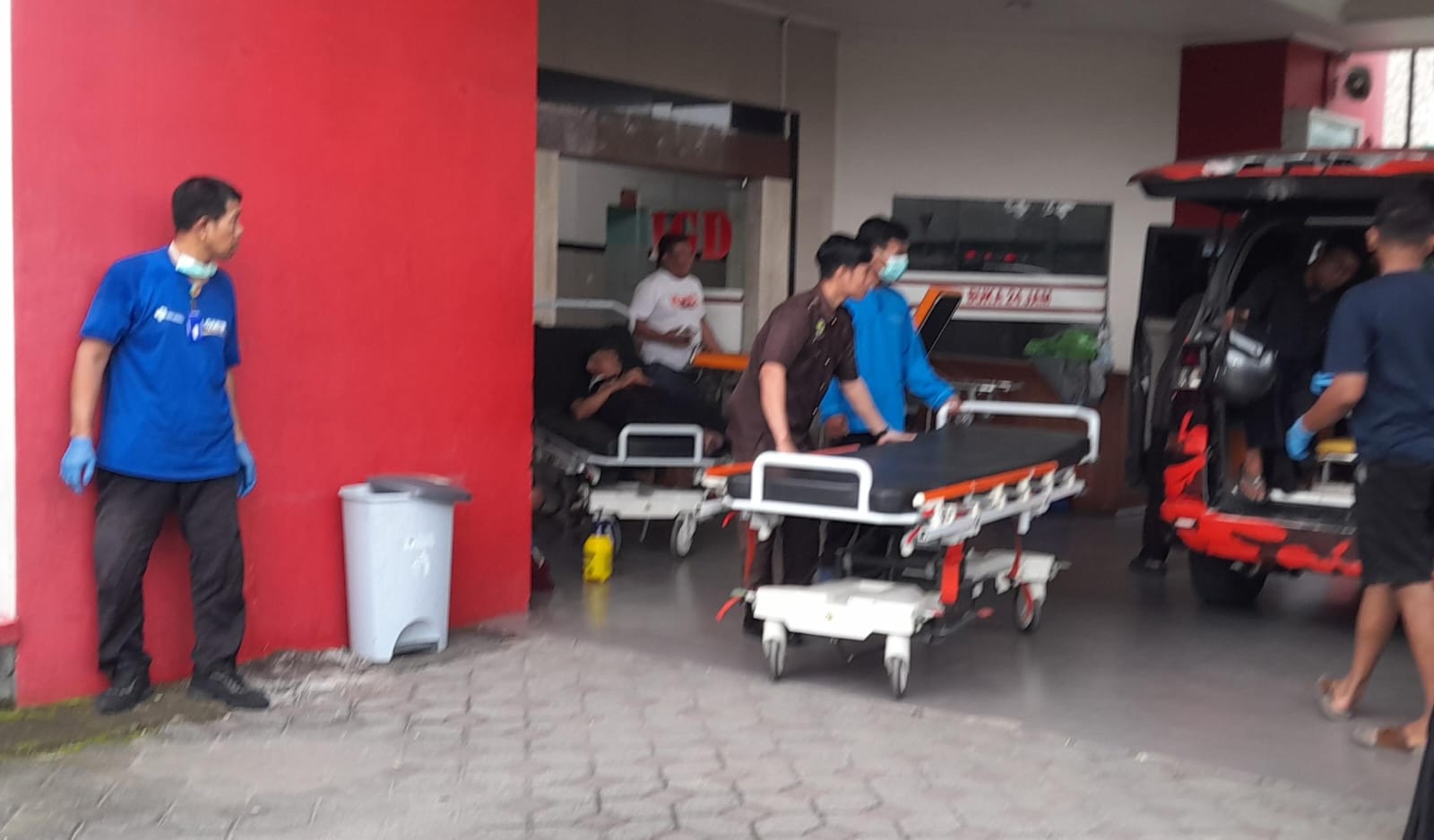 Korban bentrok Matesih dibawa ke IGD RSUD Karanganyar, Minggu (25/1/2026) siang. (Rudi Hartono/Radar Solo)