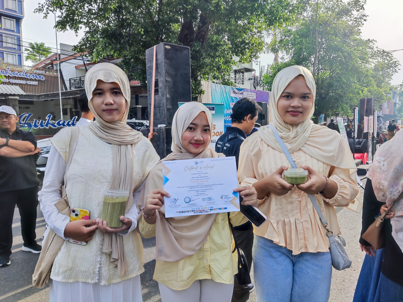 KREATIF: Siswa SMA Al-Azhar Syifa Budi Solo memperlihatkan hasil penelitiannya