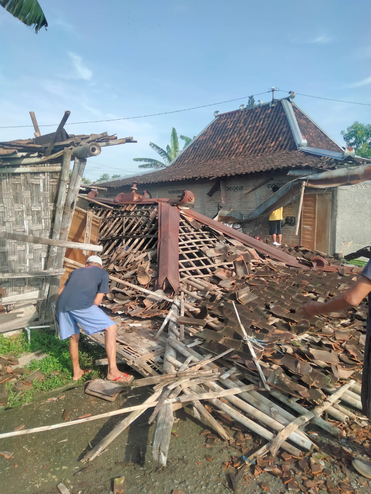 Rumah milik Joko Raharjo, warga RT 003/RW 002, Desa Parangjoro,  Grogol, Sukoharjo roboh akibat diterjang angin kencang, Sabtu (24/1/2026).