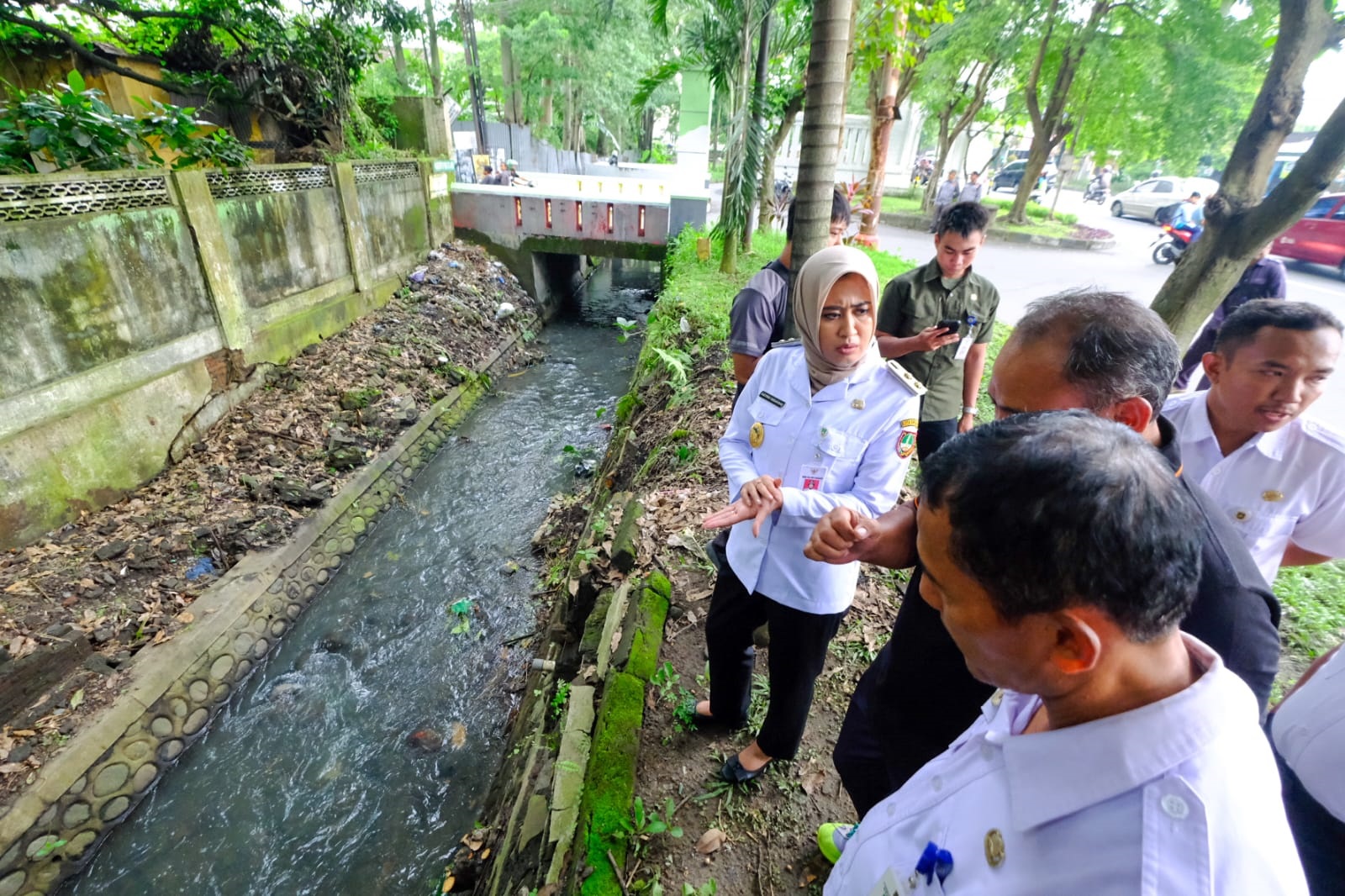 Wawali mengecek selokan di Jalan Slamet Riyadi Kleco. (Humas Pemkot Solo)