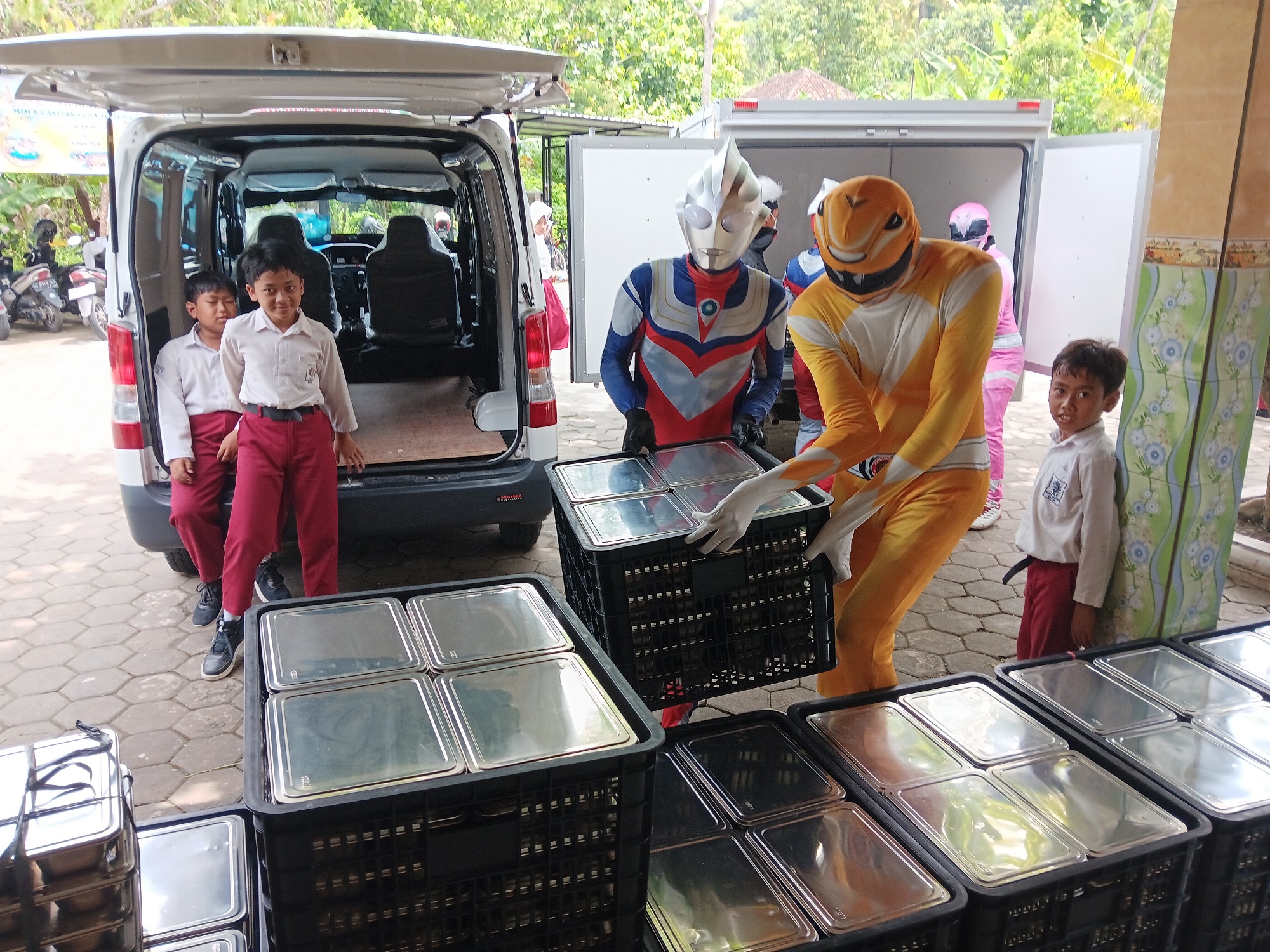 Petugas pengantar MBG yang mengenakan kostum ultraman, power rangers dan Naruto ke MIM Krakitan, Kecamatan Bayat, Senin (26/1/2026). (Angga Purenda/Radar Solo)