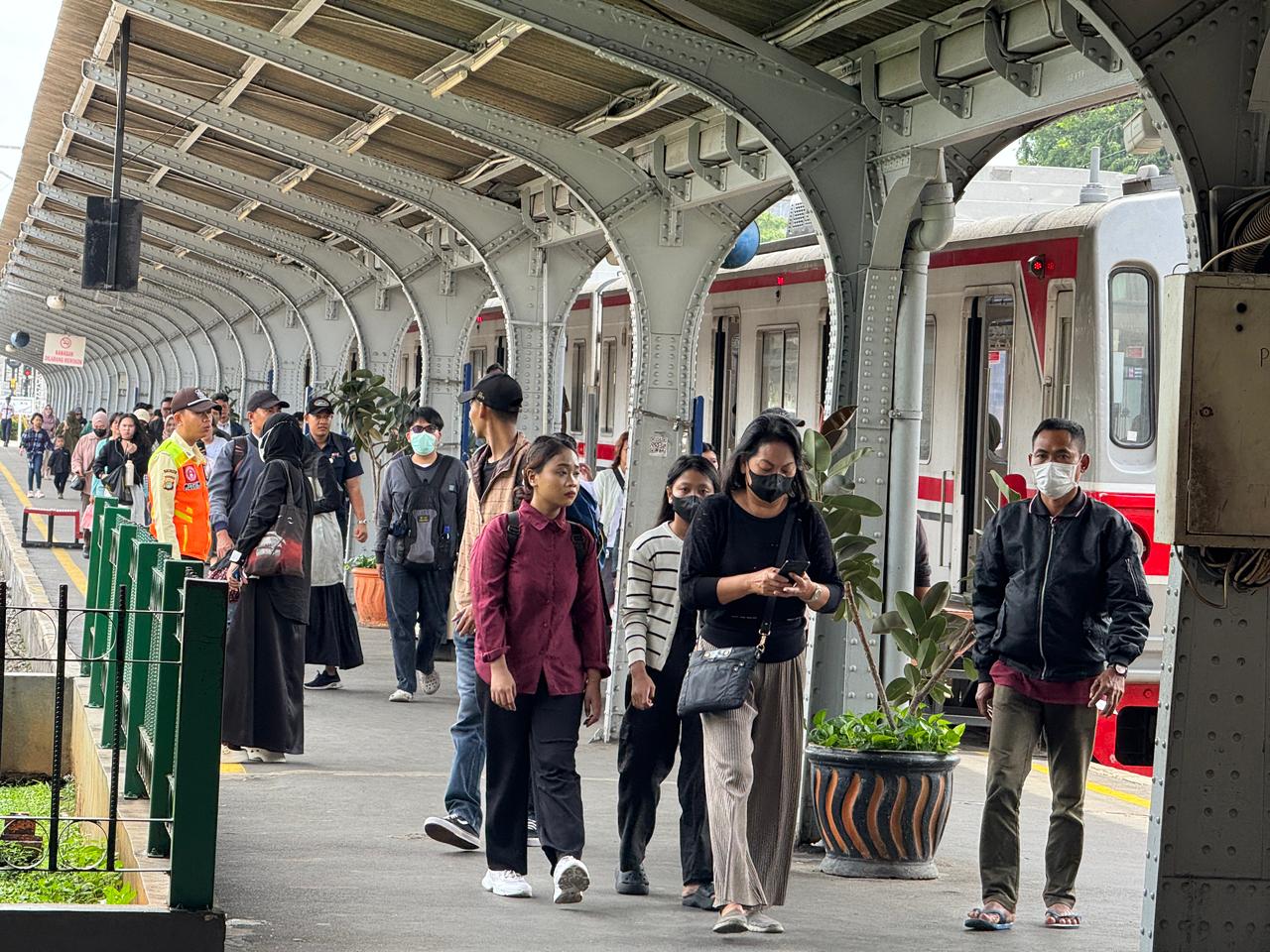 Penumpang sedang menunggu kereta di stasiun. (Humas KAI Daop 1)