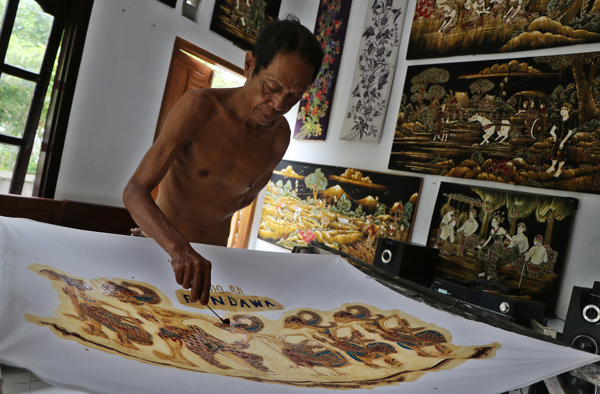 Batik-batik lukis karya Selamet Setia Budi diminati kolektor luar negeri. (Arief Budiman/Radar Solo)&nbsp;