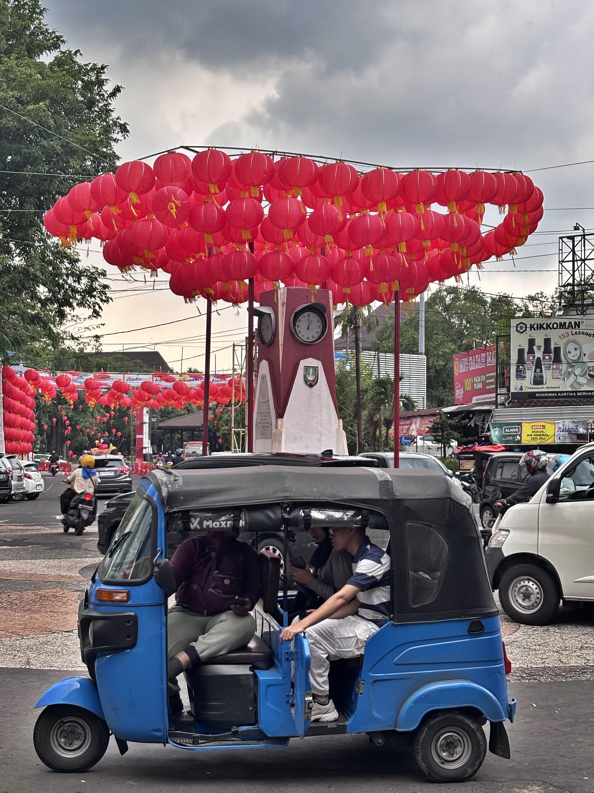 Bajaj membawa penumpang di area Pasar Gede Solo, Senin (26/1). (Arief Budiman/Radar Solo)