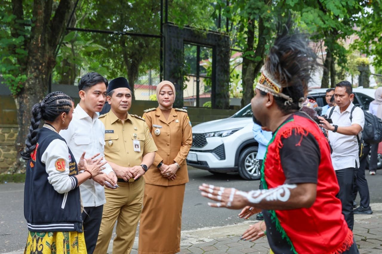 Wapres Girbran didampingi Wagub Taj Yasin berdialog dengan mahasiswa Papua di UKSW Salatiga. (Humas Pemprov Jateng)