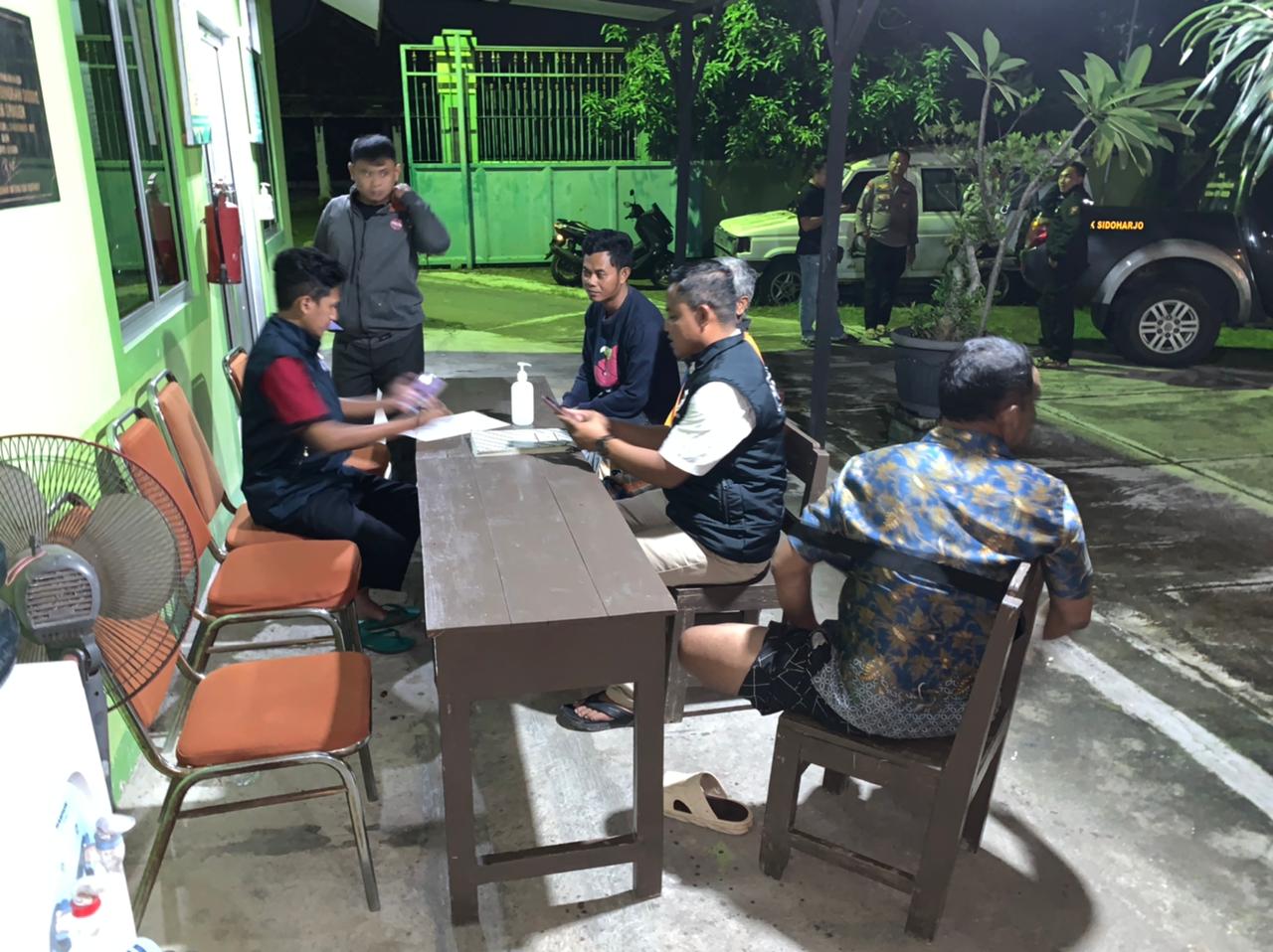 Polisi mengamankan pria ODGJ yang melakukan aksi pamer di Jalan Sukowati Sragen, Minggu (26/2/2026). (Ahmad Khairudin/Radar Solo)