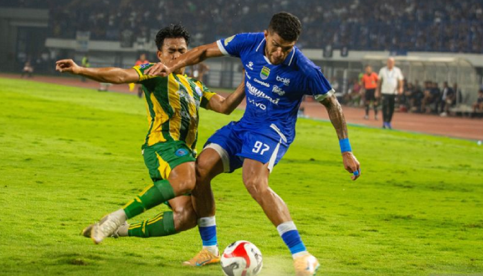 Persib Bandung saat hadapi PSBS Biak (kiri) pada pertandingan lanjutan Super League di Stadion Gelora Bandung Lautan Api, Bandung, Jawa Barat, Minggu (25/1/2026).