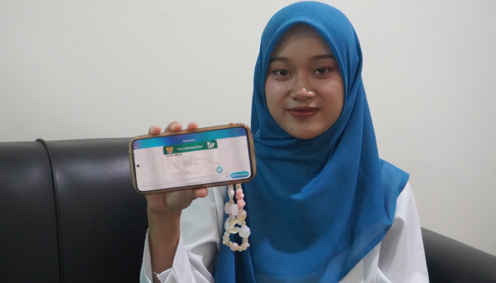 Rizka, 22, warga Boyolali mengaku sangat bersyukur pengobatan ayahnya ditanggung penuh lewat program PBI JKN.