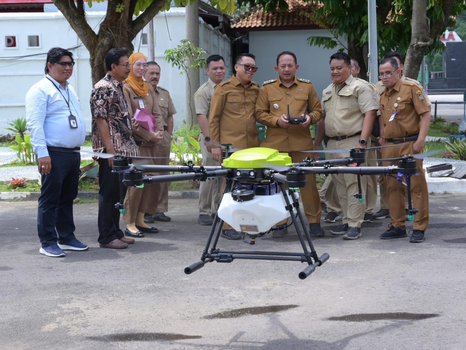 Bupati Karanganyar Rober Christanto menjajal drone sprayer untuk kelompok tani, Senin (26/1/2026). (Rudi Hartono/Radar Solo)