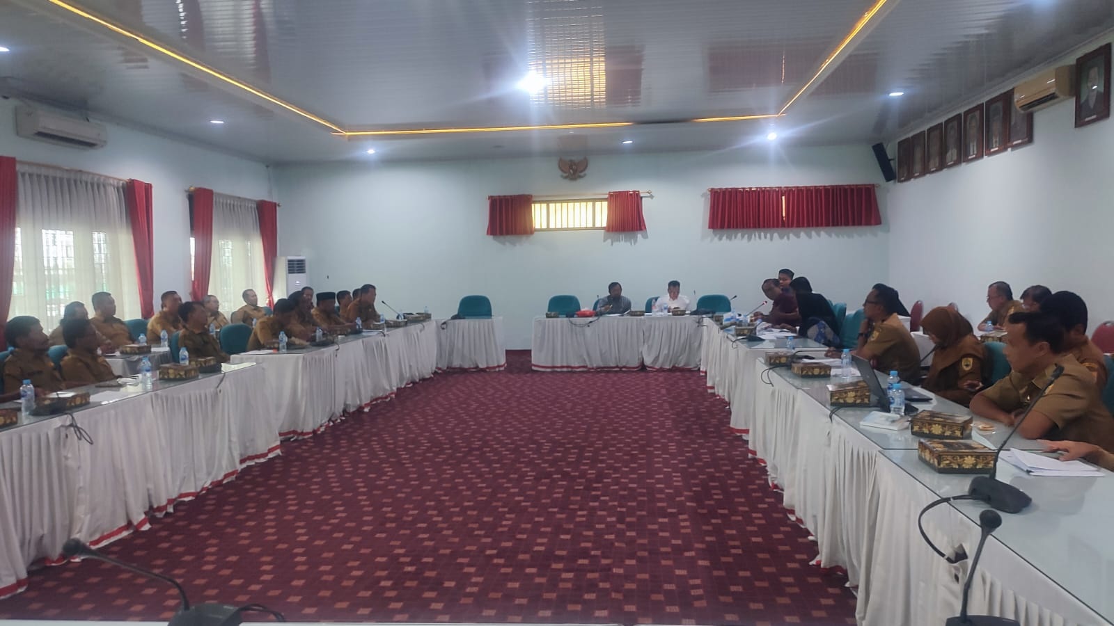 Audiensi antara Praja, DPRD dan Pemkab Sragen terkait kekosongan 319 kursi perangkat desa. (Ahmad Khairudin/Radar Solo)