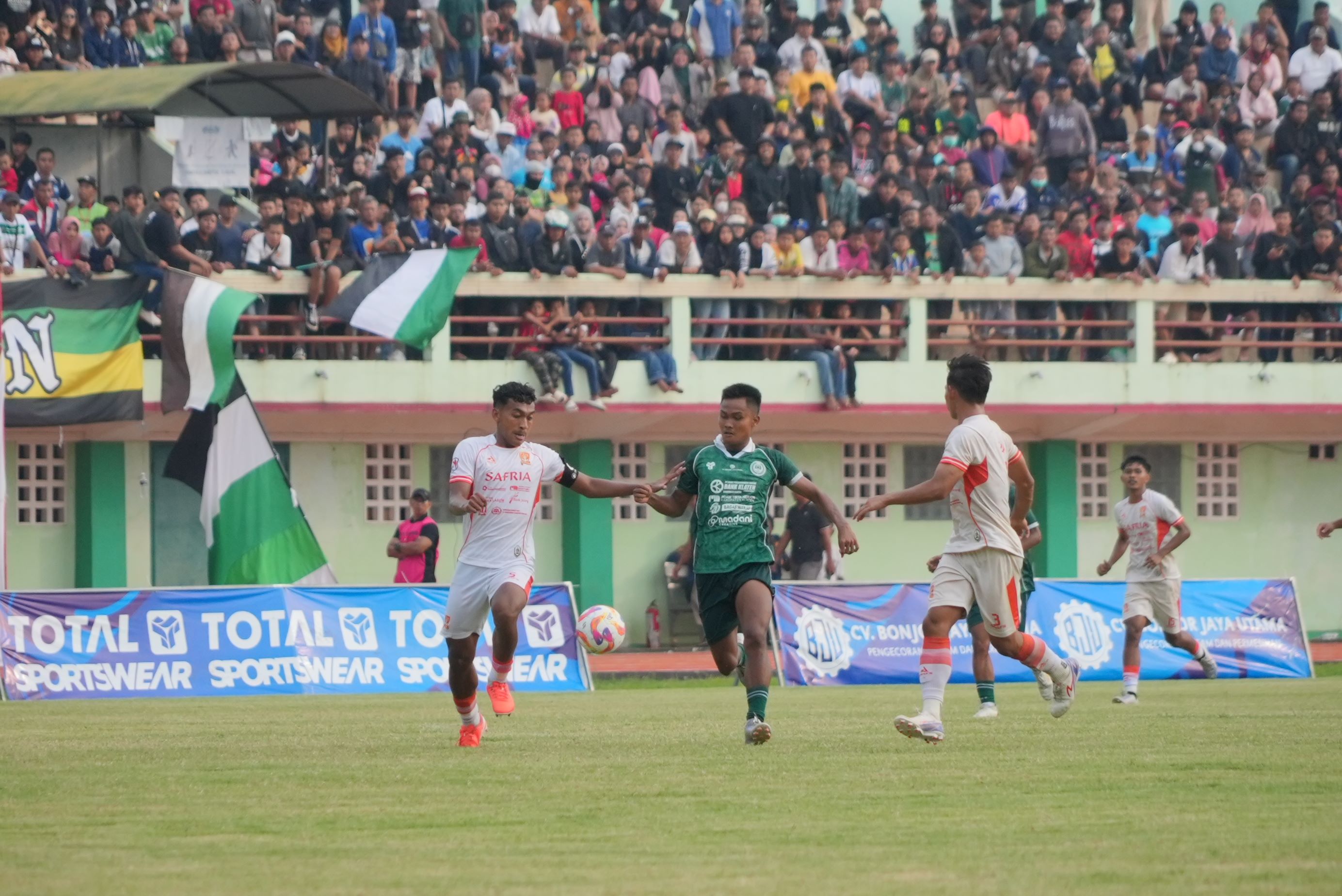 Pemain PSIK Klaten (tengah) berupaya lolos dari kejaran dua pemain PSIR Rembang dalam 16 besar Liga 4 Jawa Tengah di Stadion Trikoyo Klaten. (Dok.Diskominfo Klaten)