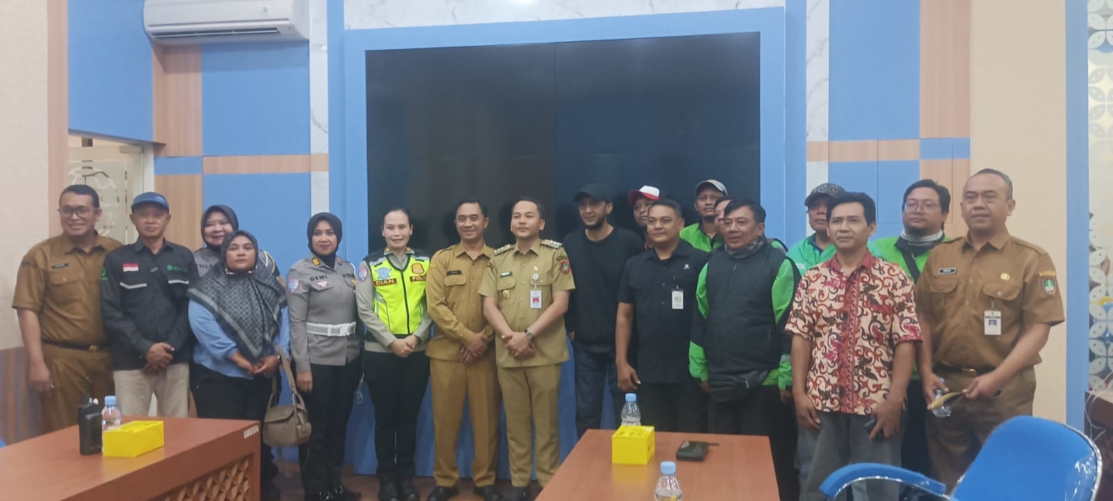 Wali Kota Solo Respati Ardi bersama dishub dan perwakilan ojol serta bajaj gelar pertemuan. (Silvester Kurniawan/Radar Solo)