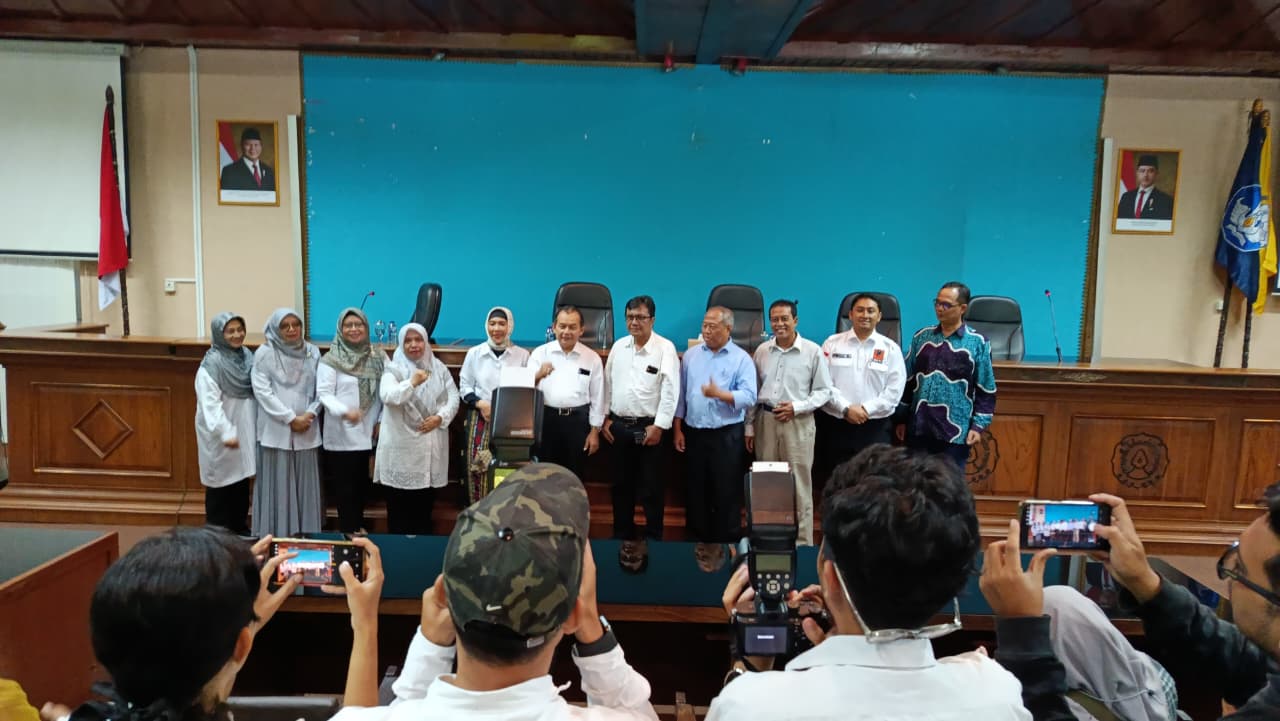 Konferensi pers pengukuhan guru besar UNS di Ruang Sidang 2 Gedung Prakosa, Senin (26/1).
