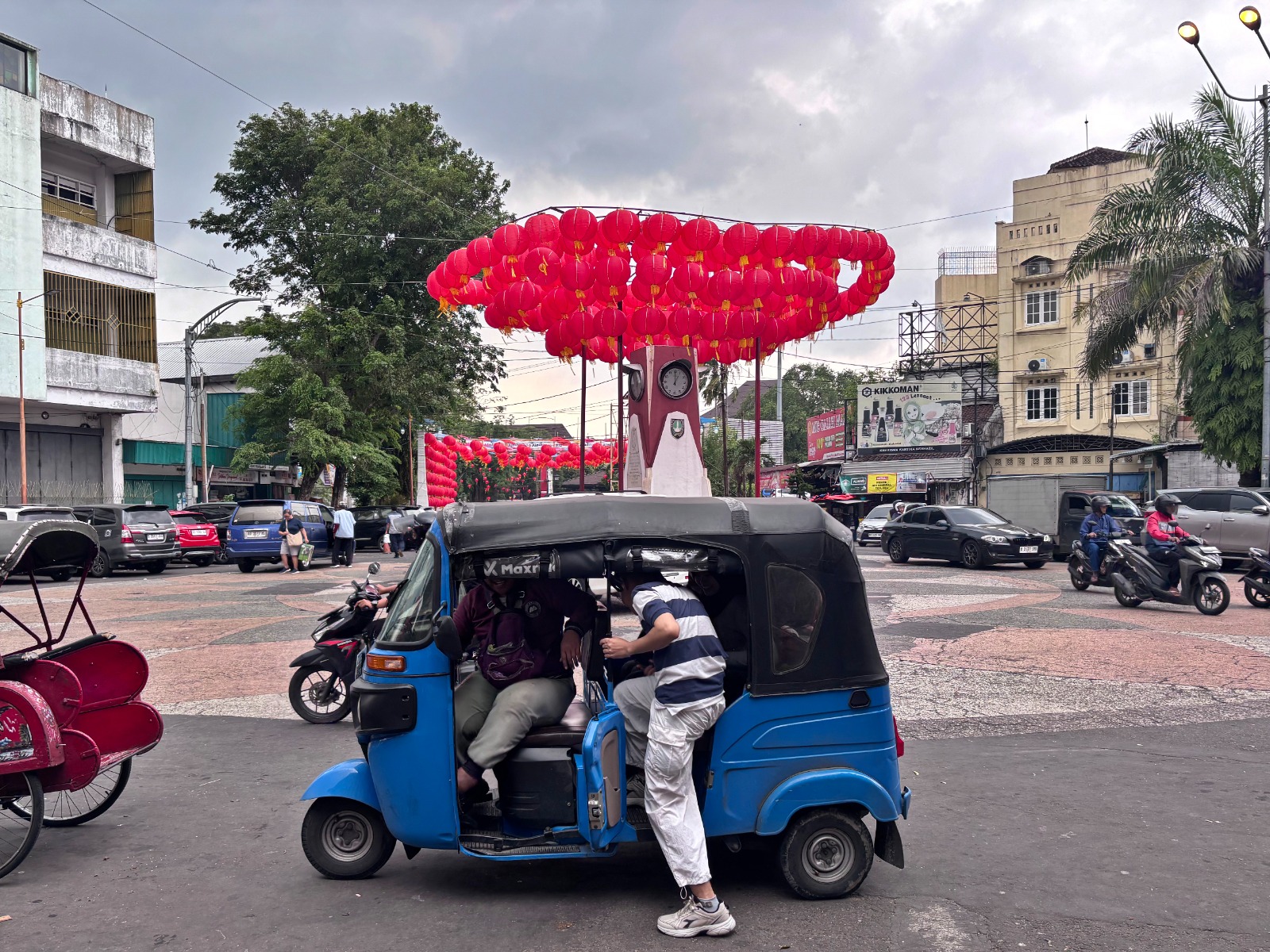 DIMINATI: Bajaj Maxride yang tengah menarik penumpang di depan Pasar Gede, kemarin.