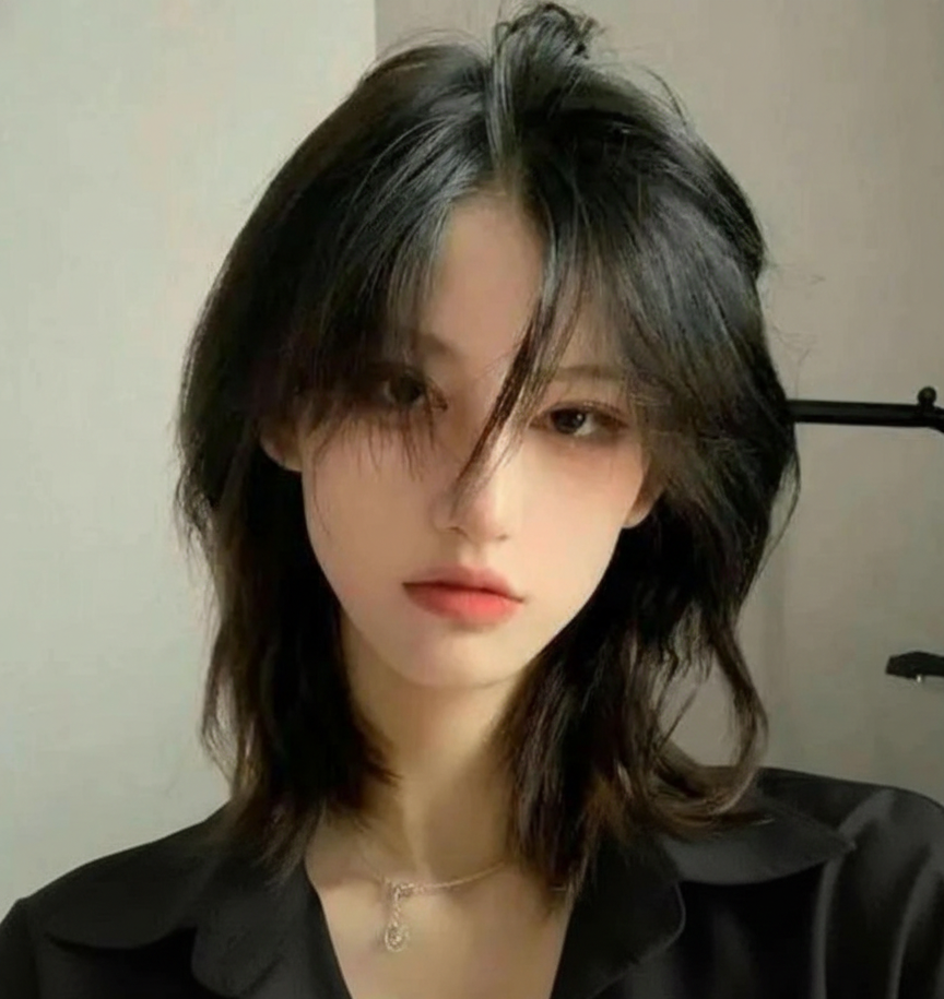 Model rambut wolf cut.