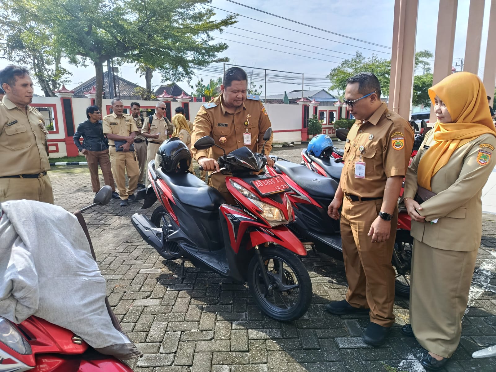 Kepala Disdikbud Sukoharjo Havid Danang Purnomo Widodo mengecek kondisi dan kelengkapan administrasi kendaraan dinas saat apel, Senin (26/1).