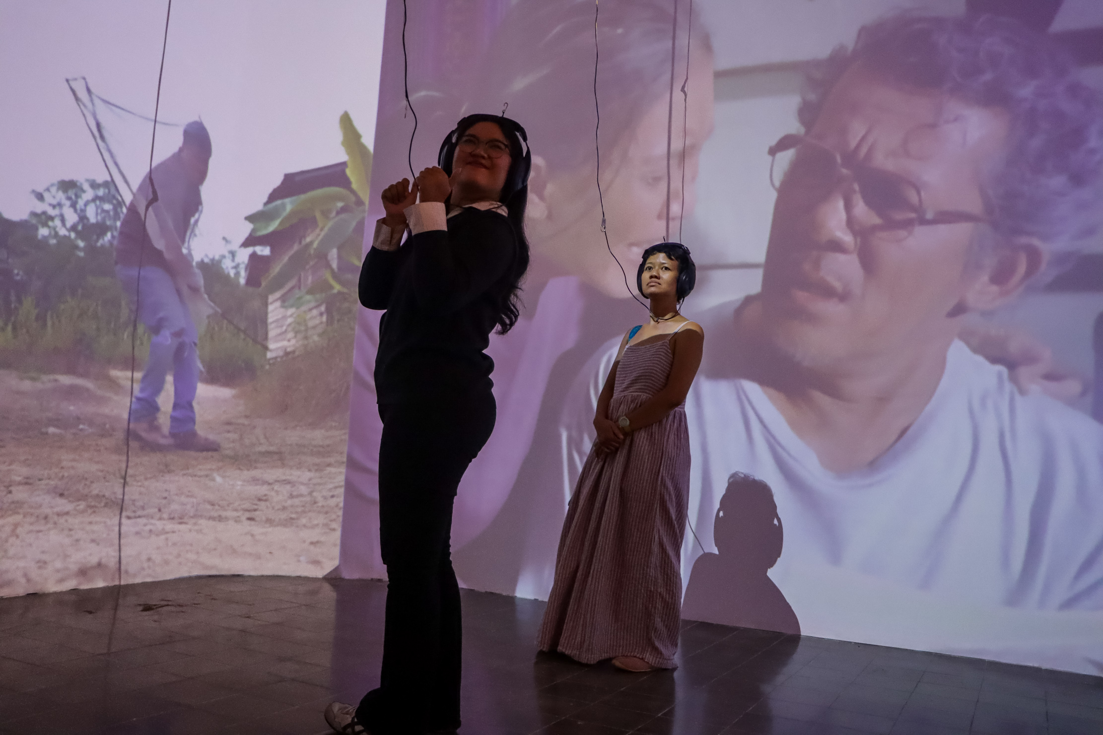 TERPUKAU: Pengunjung melihat salah satu karya yang dipamerkan dalam Musik Miles Films: 30 Tahun Mendengar Terdengar&rdquo; di Ruang Pamer Temporer Lokananta.